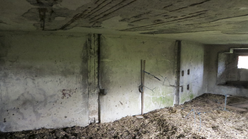 Ligne Maginot - RUBIS - (Blockhaus lourd type STG / STG-FCR - Double) - Intérieur du bloc. Vue de la porte d'entrée. Les murets de séparation ont été supprimés. - Alain FOCQUENOY