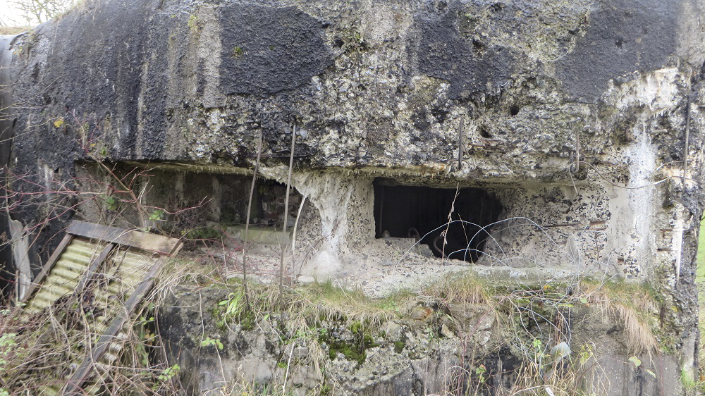 Ligne Maginot - RUBIS - (Blockhaus lourd type STG / STG-FCR - Double) - Observatoire
Traces d'impacts circulaires. Balles ?
Le créneau de droite a été beaucoup plus touché que celui de gauche - Alain FOCQUENOY