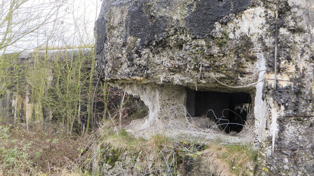 Ligne Maginot - RUBIS - (Blockhaus lourd type STG / STG-FCR - Double) - Créneaux de l'observatoire frontal.
Le mur de séparation des deux créneaux a été largement entamé. - Alain FOCQUENOY