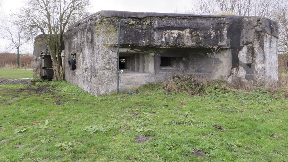 Ligne Maginot - RUBIS - (Blockhaus lourd type STG / STG-FCR - Double) - Vue générale.
La lumière que l'on aperçoit par le créneau de gauche est l'ouverture du créneau non obstrué de l'observatoire frontal. - Alain FOCQUENOY