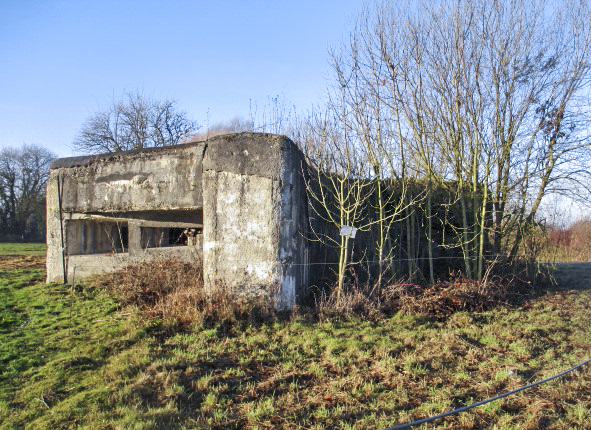 Ligne Maginot - RUBIS - (Blockhaus lourd type STG / STG-FCR - Double) - Situé dans un pré clôturé - Visible du Chemin Piré. - Smardz Félix