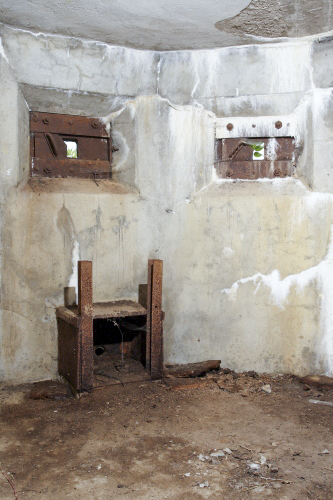 Ligne Maginot - RODEMACK (POSTE AVANCé GRM) - (Poste GRM - Maison Forte) - Le dispositif de mise à feu est visible au sol sous les créneaux - www.arnaultjl-photo.com
