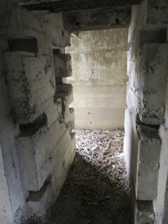 Ligne Maginot - A47 - PAON - (Blockhaus lourd type STG / STG-FCR - Double) - Intérieur du blockhaus.
L'entrée - Smardz Félix