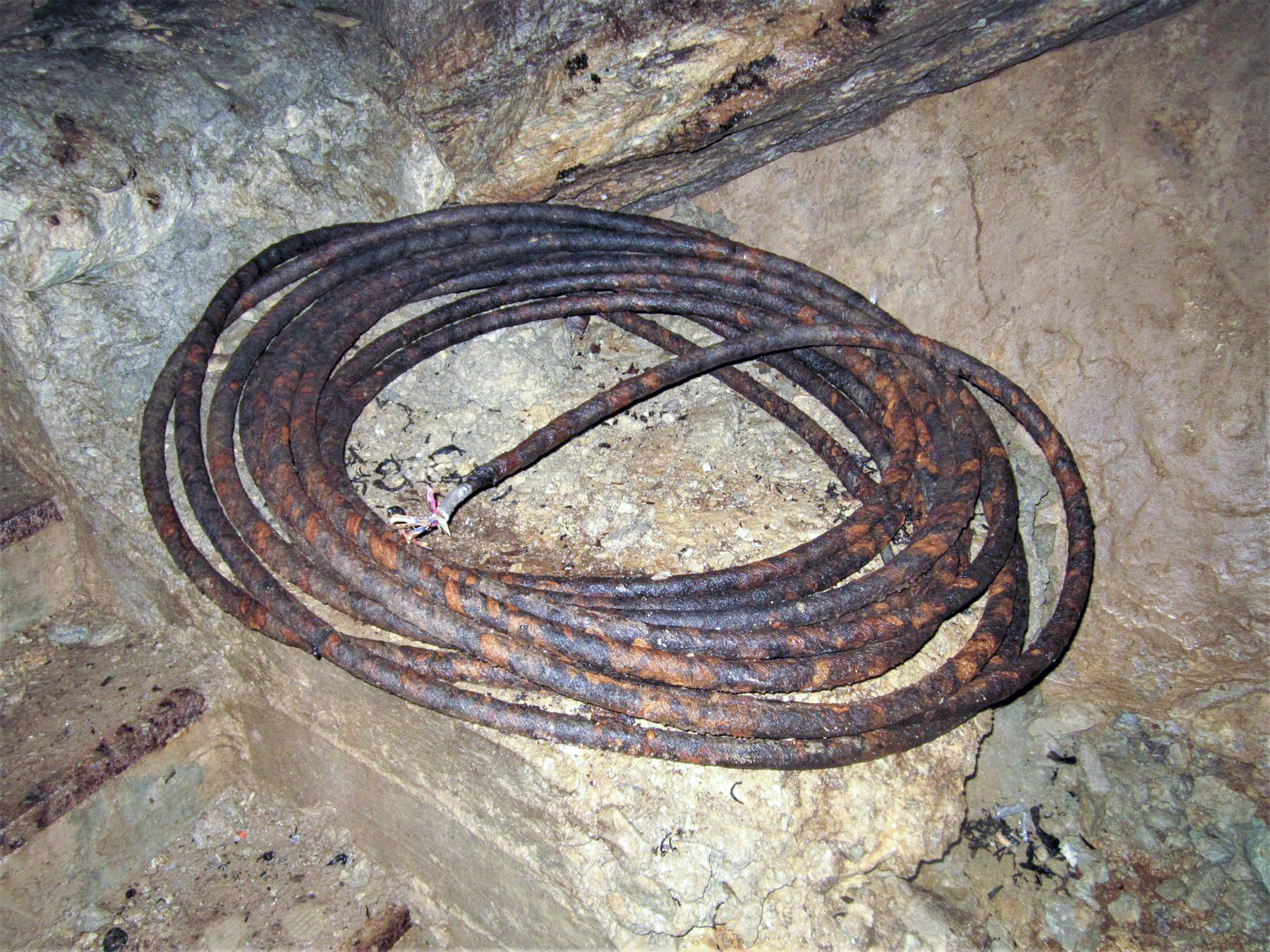 Ligne Maginot - AMODON - (Abri) - Escalier Nord
Câble  téléphonique (non utilisé) - Gregory Fuchs