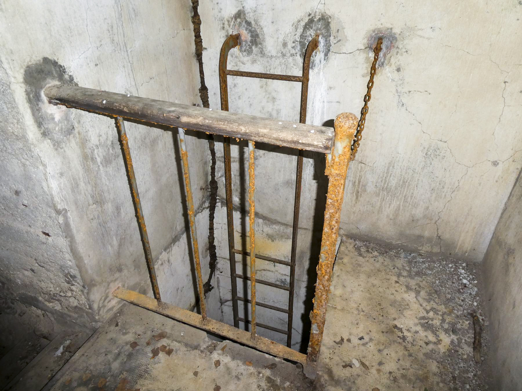 Ligne Maginot - AMODON - (Abri) - Echelle d'accès au central téléphonique et TSF - ELLENA - CUNY