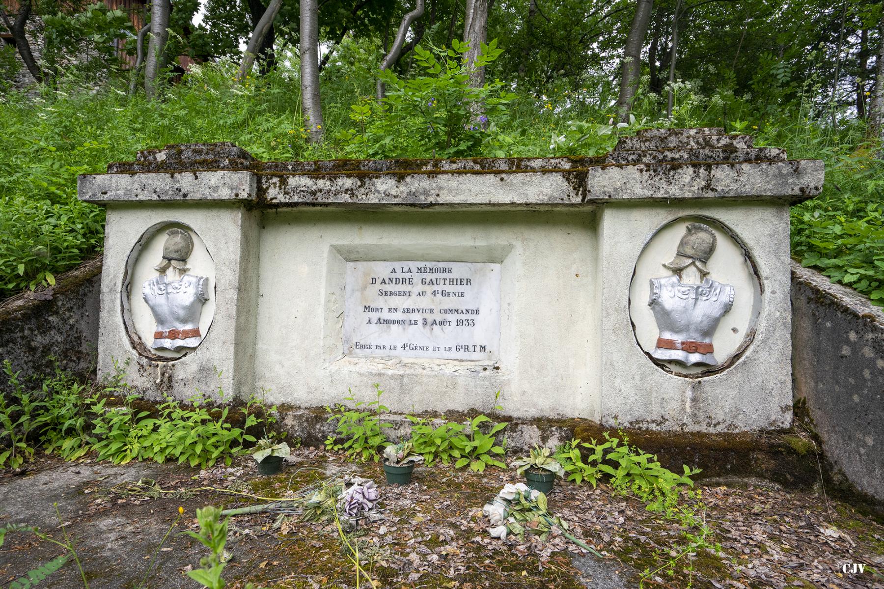 Ligne Maginot - AMODON - (Abri) - Érigé en mémoire d'André Gauthier, sergent du 4° Génie décédé lors de la construction de l'abri - Lia VERMEULEN
