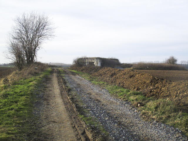 Ligne Maginot - A58 - JENLAIN OUEST - (Blockhaus lourd type STG / STG-FCR - Double) - Situé dans son environnement, ce blockhaus est visible depuis la D934. - Smardz Félix
