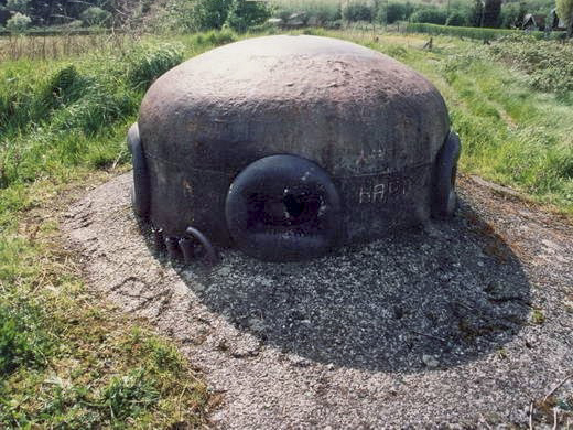 Ligne Maginot - CIMETIERE D'ESCAUPONT EST - C12 - (Casemate d'infanterie) - Noter la maxime 'On ne passe pas' gravée dans le béton autour de la cloche. - AALMA - www.lignemaginot.com