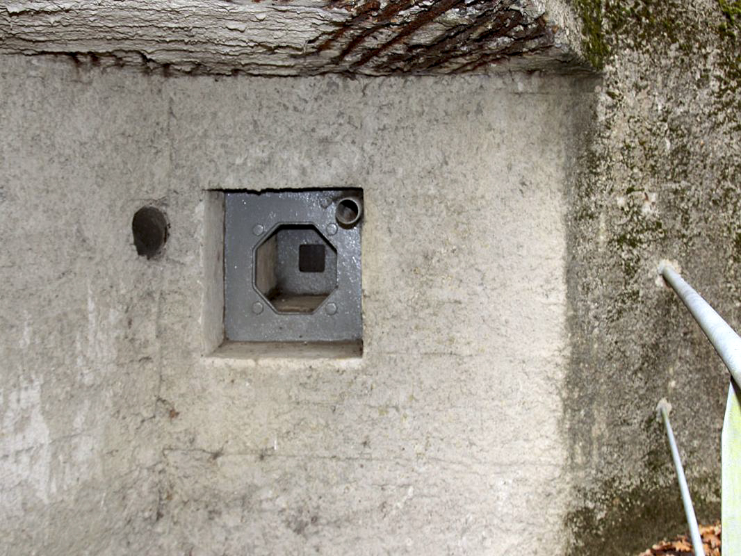 Ligne Maginot - CIMETIERE DU MONT DES BRUYERES - C2 - (Casemate d'infanterie) -  - JMBrams