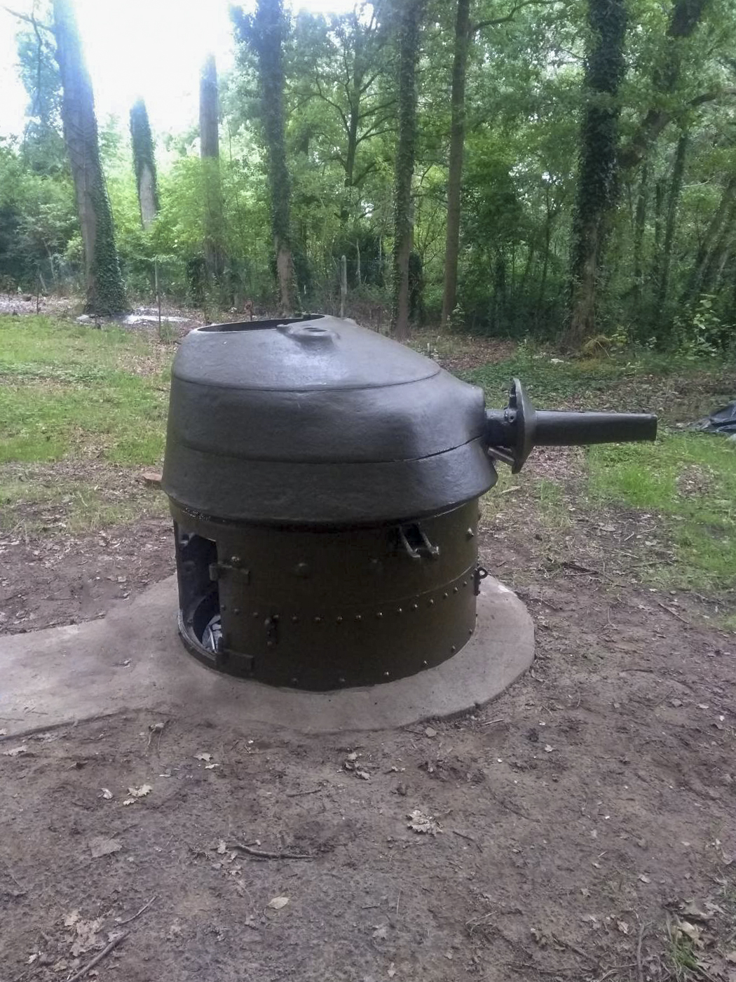 Ligne Maginot - CIMETIERE DU MONT DES BRUYERES - C2 - (Casemate d'infanterie) - Restauration de la tourelle de Cysoing - denismdb