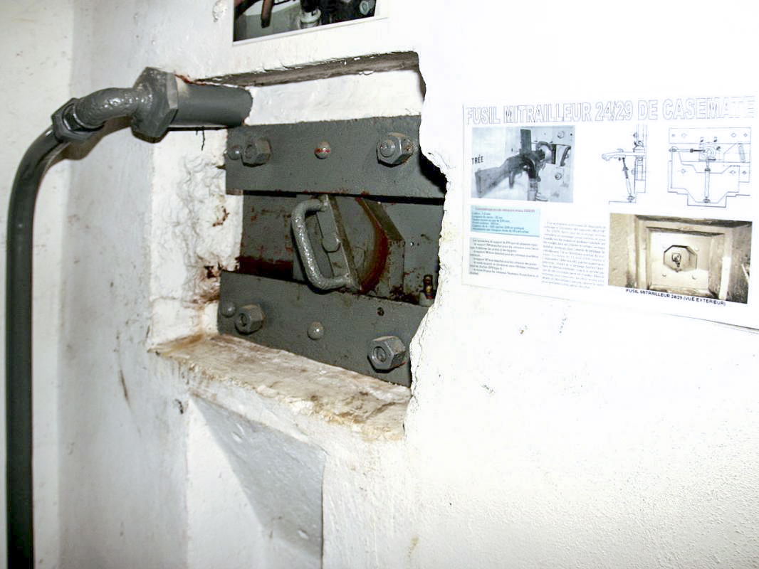 Ligne Maginot - CIMETIERE DU MONT DES BRUYERES - C2 - (Casemate d'infanterie) -  - JMBrams