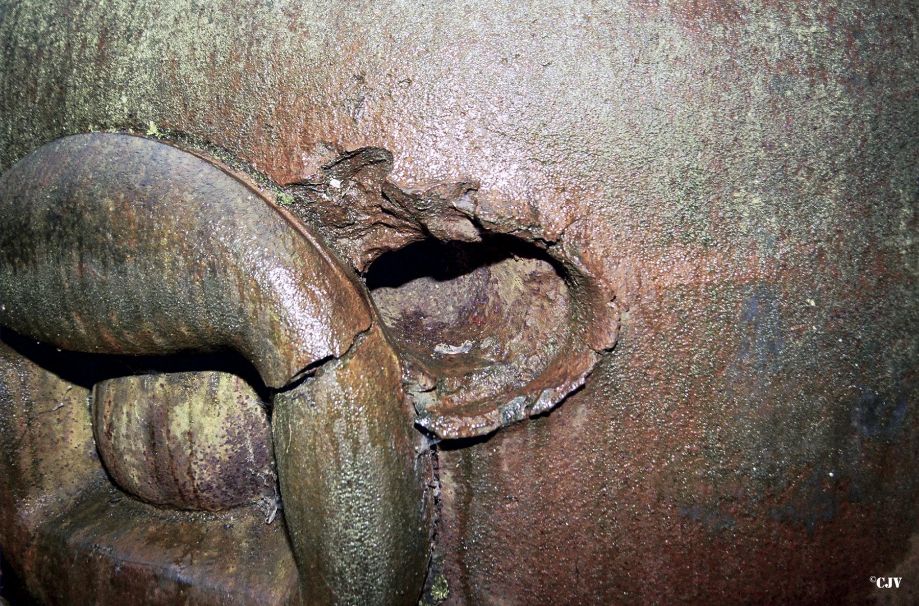 Ligne Maginot - Casemate de la DRÈVE SAINT ANTOINE - C6 - Cloche GFM modifiée B. Noter l'impact d'obus au bord du créneau. - Caspar Vermeulen