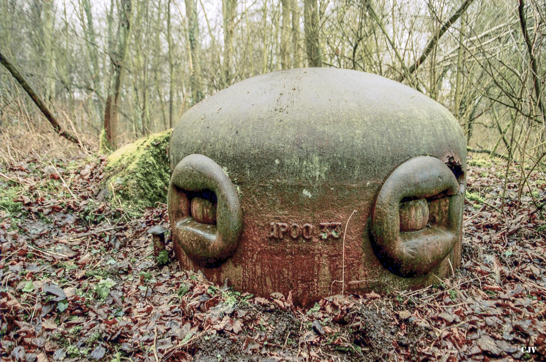 Ligne Maginot - Casemate de la DRÈVE SAINT ANTOINE - C6 - Cloche GFM modifiée B. Noter l'impact d'obus au bord du créneau. - Caspar Vermeulen