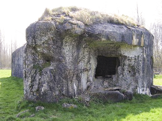 Ligne Maginot - CHATEAU DE FORET - (Blockhaus pour canon) - La chambre de tir ouest détruite lors des combats du 22 Mai 1940 - AALMA - www.lignemaginot.com