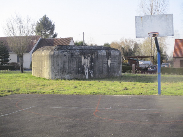 Ligne Maginot - ODOMEZ - (Blockhaus pour canon) - Blockhaus situé dans son environnement sur la place Joseph Moui. - Smardz Félix