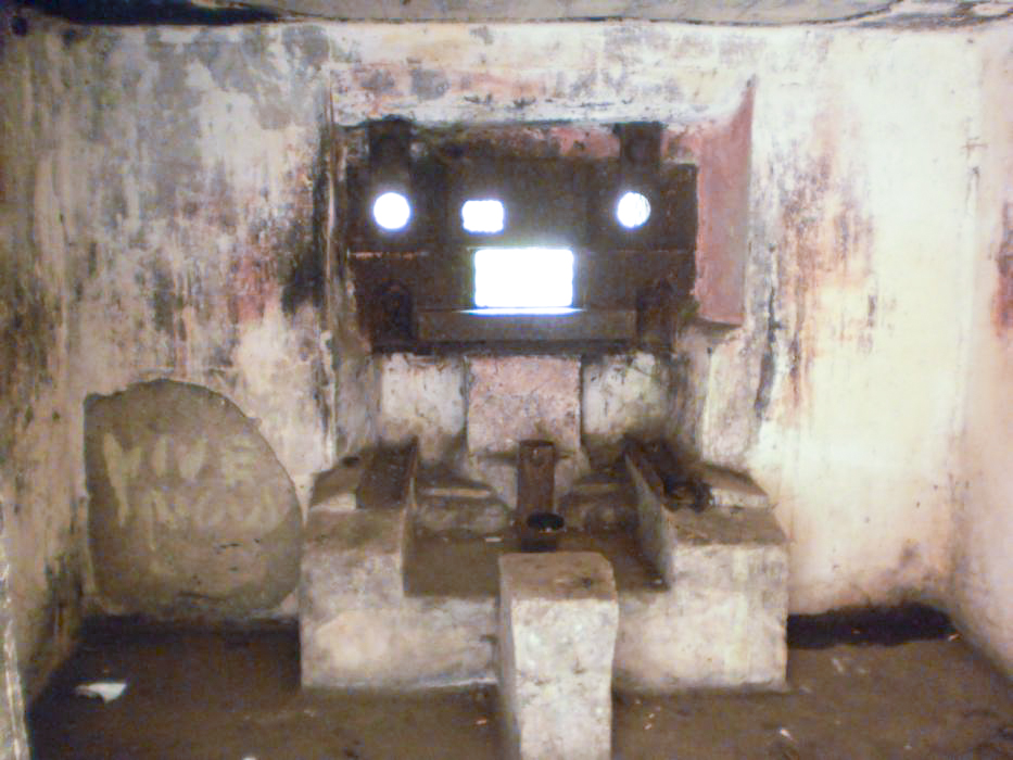 Ligne Maginot - ODOMEZ - (Blockhaus pour canon) - Créneau doté d'une trémie Pamart-Lemaigre vu de l'intérieur - Sébastien Bonnet