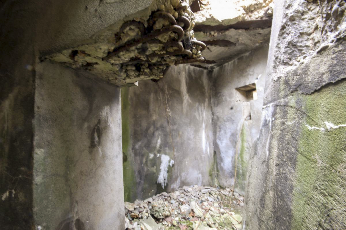 Ligne Maginot - C15N - LA BARRIERE 1 - (Blockhaus pour canon) - Chambre de tir pour mitrailleuse - Michel & Philippe ZIMMER