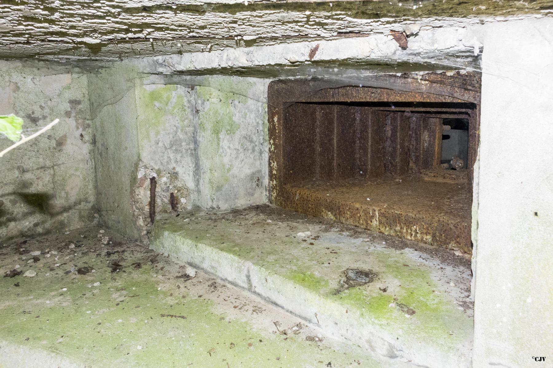 Ligne Maginot - M113N - LA BARRIERE 2 - (Blockhaus pour arme infanterie) - Le créneau mitrailleuse équipé d'une trémie 1939/1940 - Lia VERMEULEN