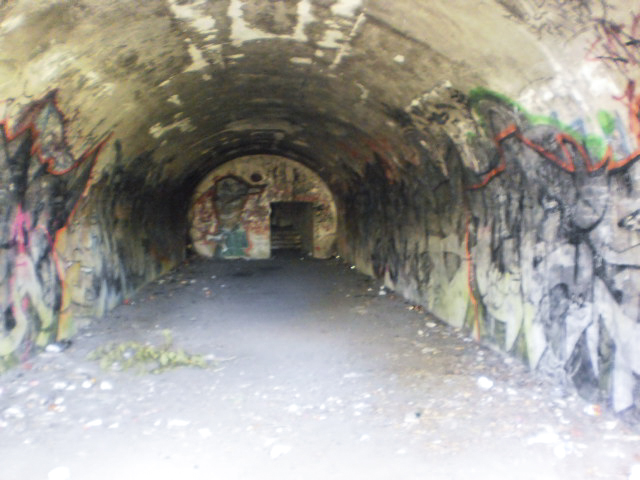 Ligne Maginot - B425 - CONDE 1 - (Blockhaus pour canon) - Première pièce
Un long couloir avec un escalier au fond qui mène au blockhaus. - Sébastien Bonnet