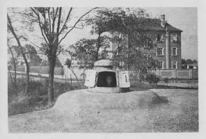 Ligne Maginot - ALGOLSHEIM - ABBATUCCI - (Blockhaus pour arme infanterie) - La tourelle de char Renault FT qui équipait le blockhaus
Photographie allemande probablement prise en 1940 