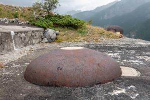 Ligne Maginot - SAINT OURS HAUT (SOH) - (Ouvrage d'artillerie) - Bloc 1
Les dessus de l'entrée avec la cloche LG au premier plan et la cloche GFM en arrière-plan