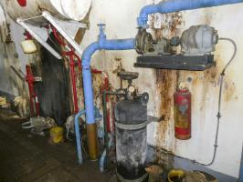 Ligne Maginot - SAINTE AGNES (SAG) - EO9 - (Ouvrage d'artillerie) - L'usine électrique
Bouteille d'air comprimé, pour le lancement du moteur, et pompe à eau de refroidissement