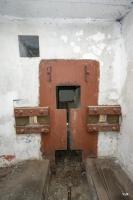 Ligne Maginot - MONTGENEVRE (BARRAGE RAPIDE) - (Blockhaus pour arme infanterie) - Le plaque du passage de la barrière.
En haut goulotte à grenades, à coté deux créneaux pour FM.
