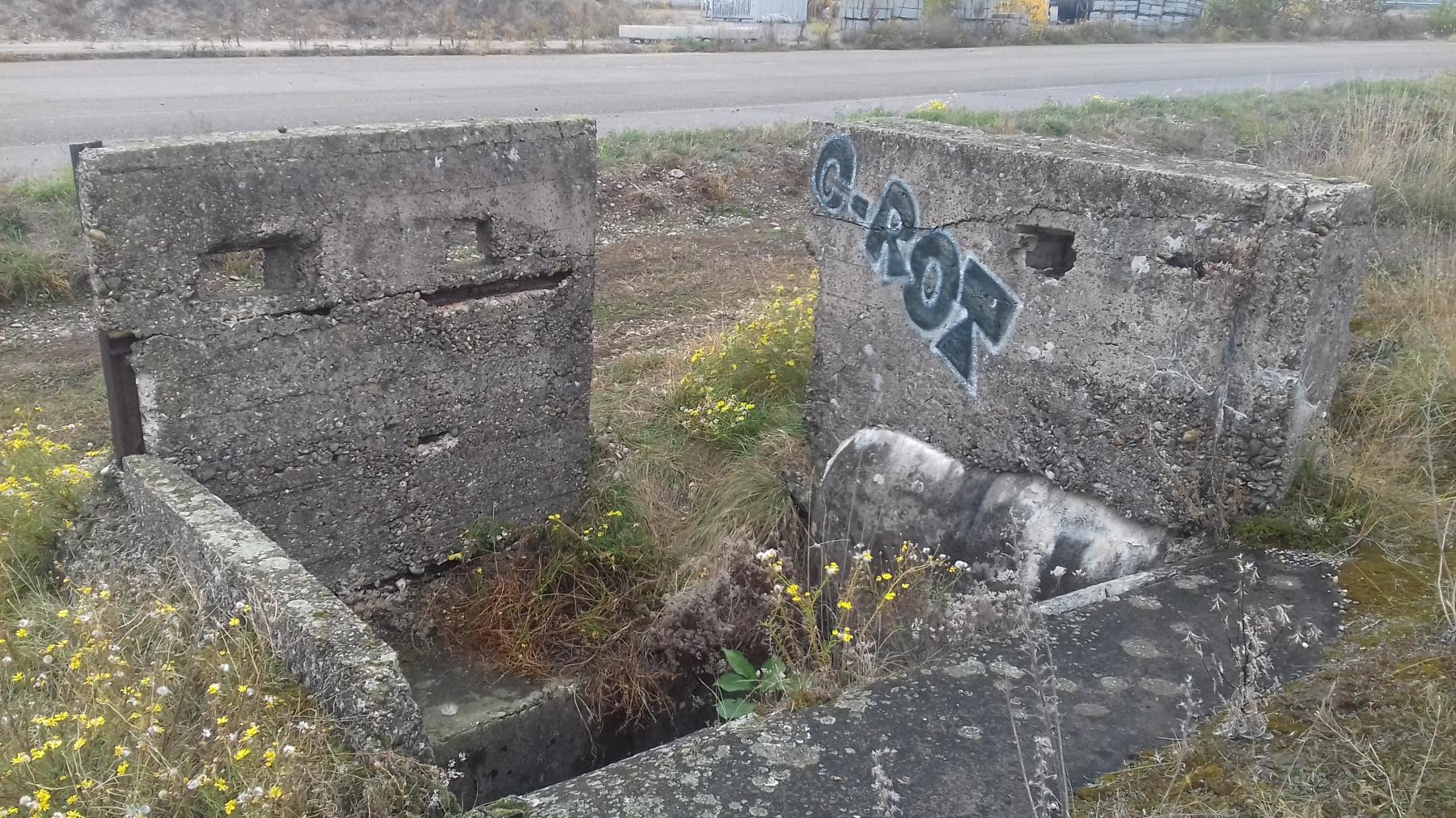 Ligne Maginot - SPORENINSEL - (Casemate d'infanterie - Double) - L'entrée depuis la berge protégée par des murs munis de créneaux - Les Gardiens du Rhin
