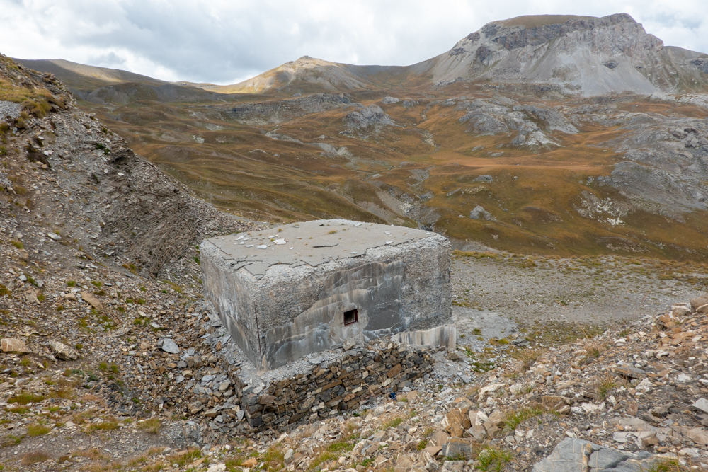 Ligne Maginot - GRANGES COMMUNES - (Ouvrage d'infanterie) - Bloc 1
Le col de Restefond et le bloc actif de l'abri est en arrière-plan - Michel Teiten