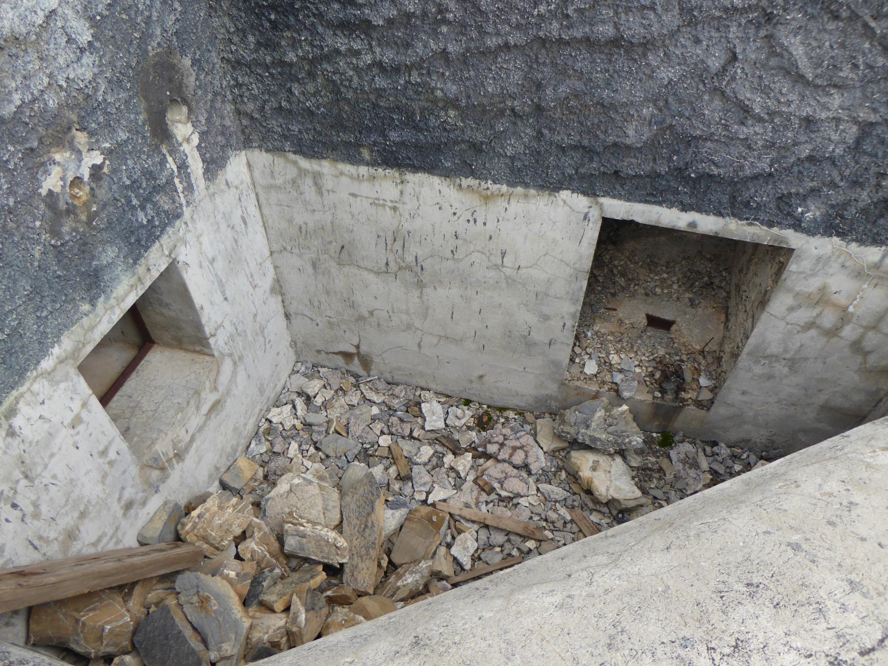 Ligne Maginot - GRANGES COMMUNES - (Ouvrage d'infanterie) - Bloc 2
Issue de secours à gauche, accès à la cheminée d'évacuation des gaz moteurs à droite - Daniel ELLENA - Philippe CUNY