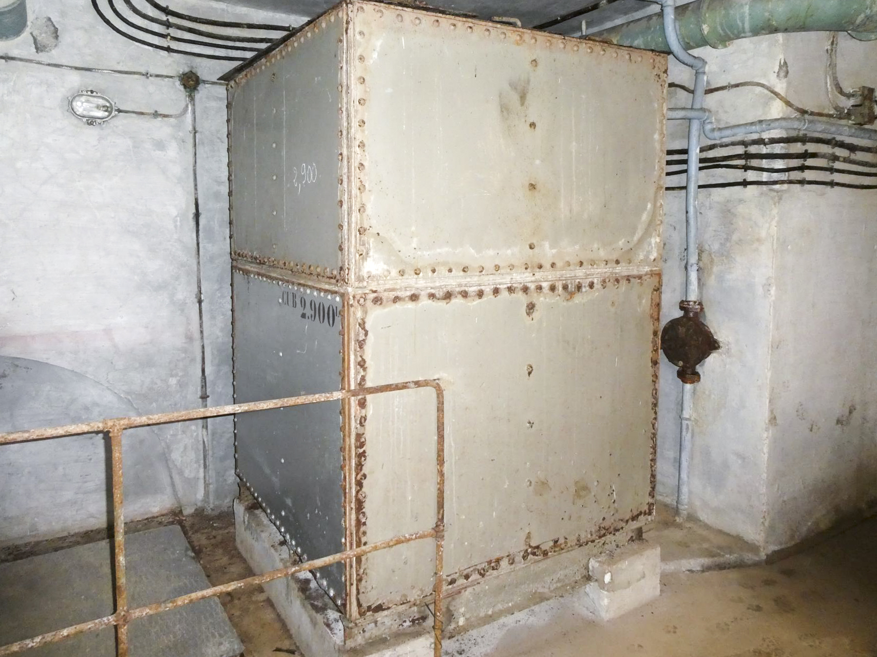 Ligne Maginot - ROCHE LA CROIX (RLC) - (Ouvrage d'artillerie) - Bloc 5
Étage inférieur
À gauche le trappe pour accéder au local de récupération des douilles de la tourelle - Daniel ELLENA - Philippe CUNY