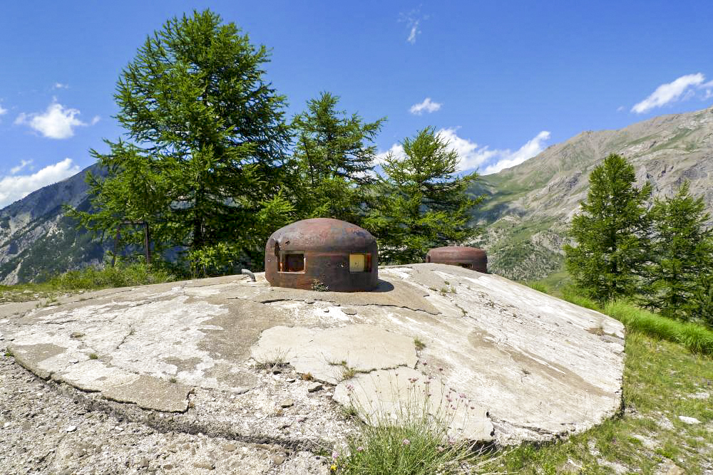 Ligne Maginot - ROCHE LA CROIX (RLC) - (Ouvrage d'artillerie) - Bloc 4
Observatoire
La cloche GFM  et la cloche VDP à l'arriére plan - Vincent NEIRINCK