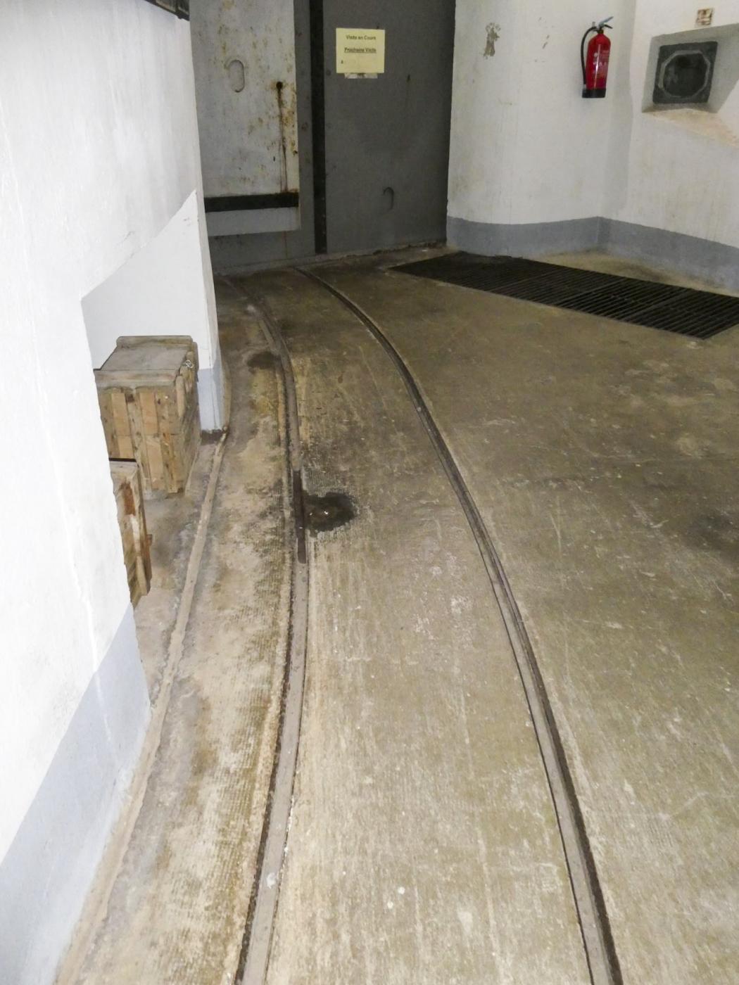 Ligne Maginot - SAINTE AGNES (SAG) - EO9 - (Ouvrage d'artillerie) - Bloc 1
Au sol la voie de 60 et la prise d'air de l'ouvrage - Daniel ELLENA - Philippe CUNY