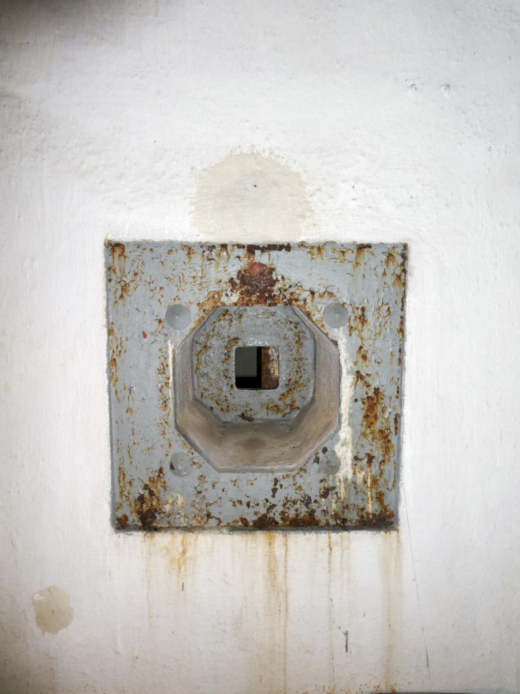 Ligne Maginot - SAINTE AGNES (SAG) - EO9 - (Ouvrage d'artillerie) - Bloc 1
Un des deux créneaux de défense de l'entrée des munitions - Daniel ELLENA - Philippe CUNY