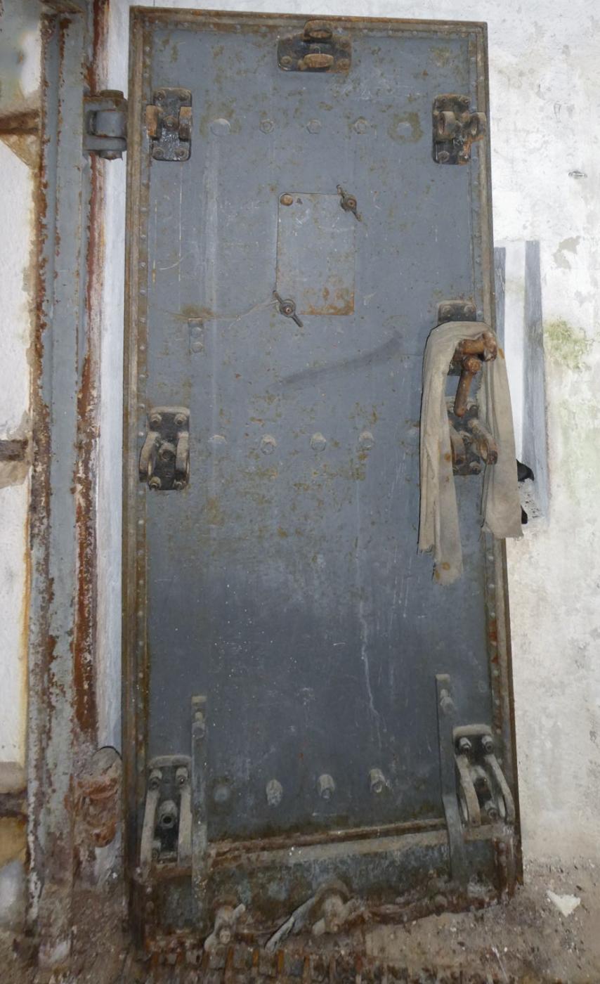 Ligne Maginot - SAINTE AGNES (SAG) - EO9 - (Ouvrage d'artillerie) - Bloc 1
Entrée des hommes, porte blindée avec son créneau de défense derrière - Daniel ELLENA - Philippe CUNY