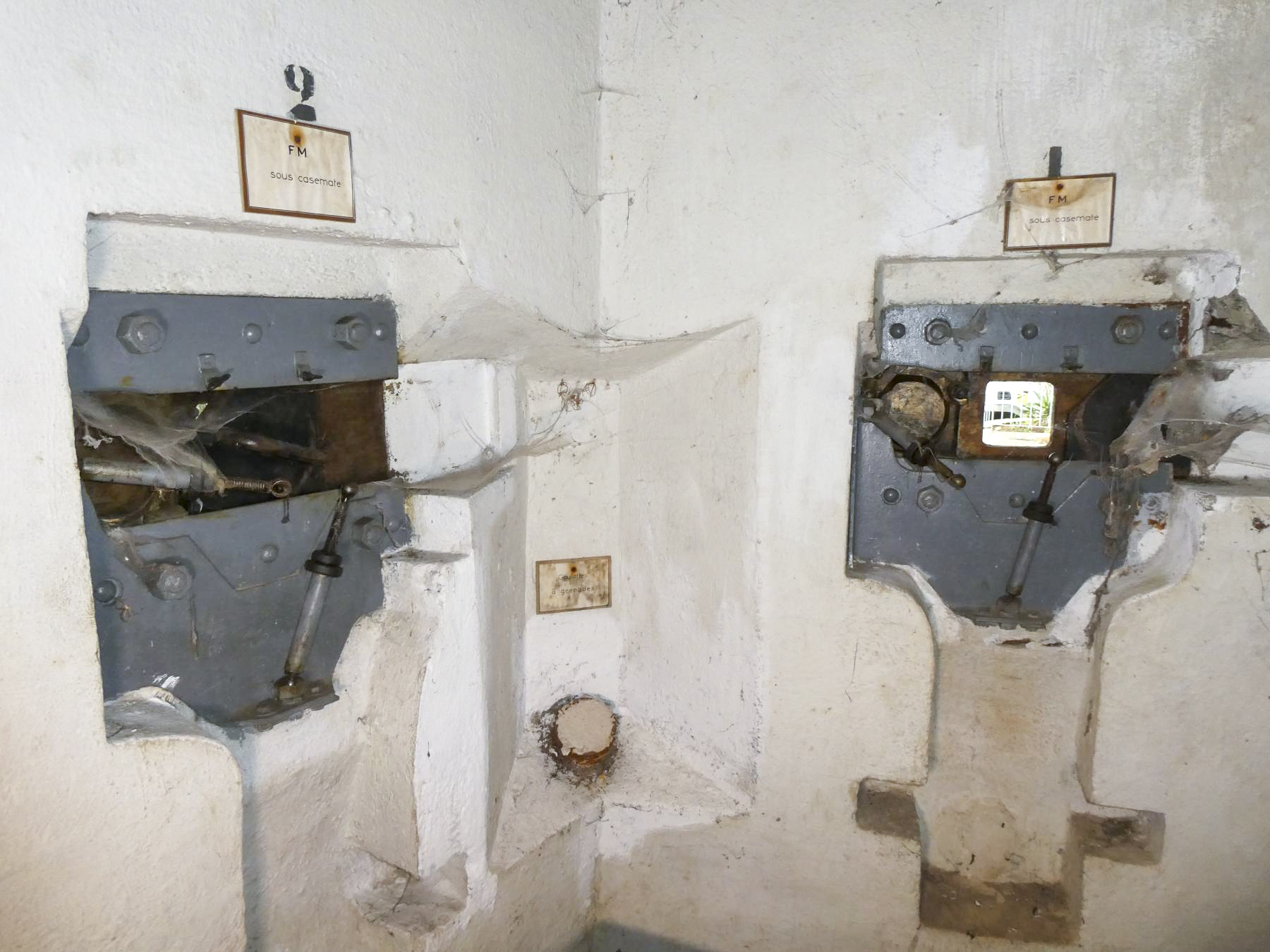 Ligne Maginot - SAINTE AGNES (SAG) - EO9 - (Ouvrage d'artillerie) - Bloc 1
Créneaux de défense extérieure - Daniel ELLENA - Philippe CUNY