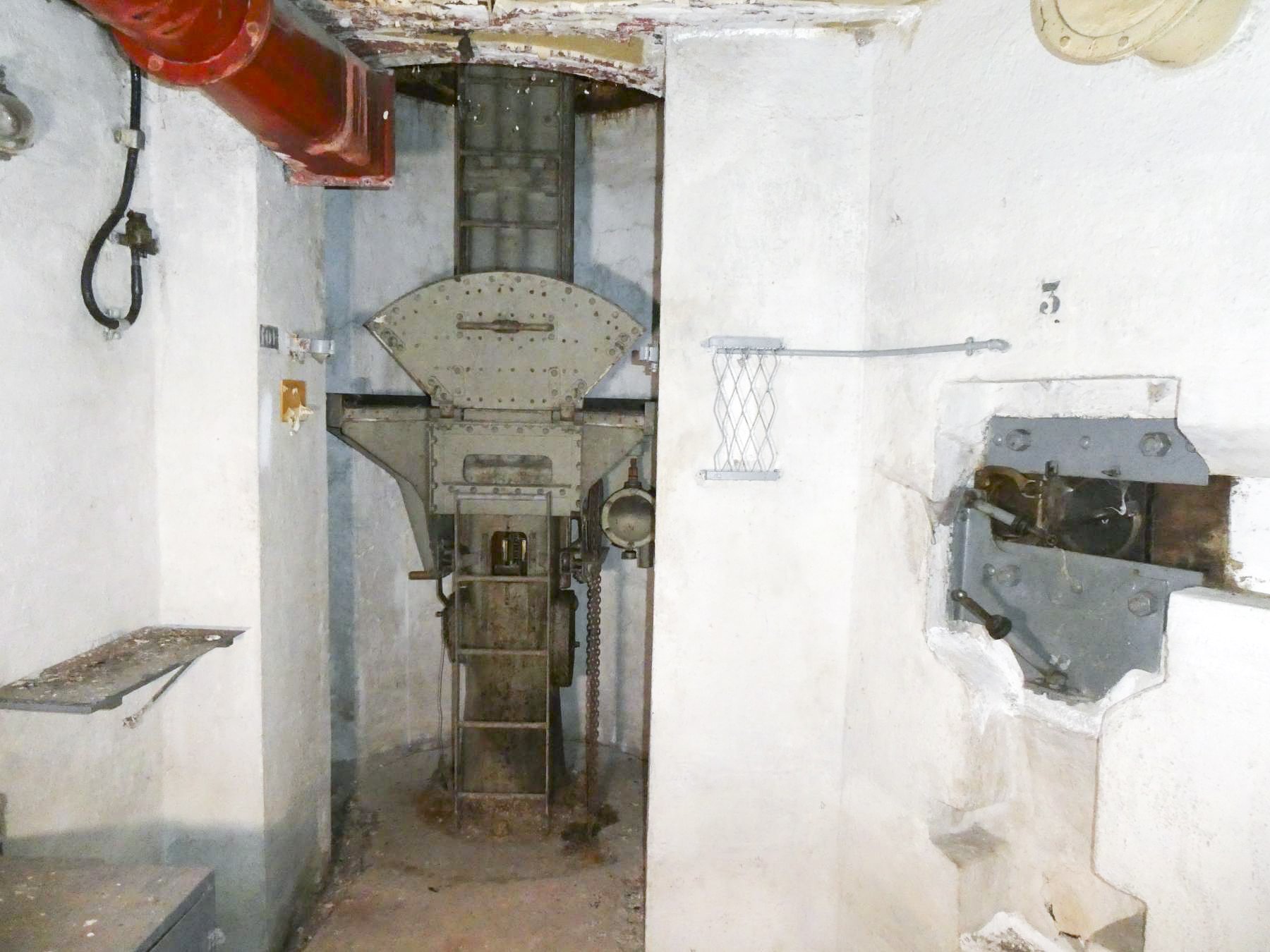 Ligne Maginot - SAINTE AGNES (SAG) - EO9 - (Ouvrage d'artillerie) - Bloc 1
Cloche lance grenades - Daniel ELLENA - Philippe CUNY