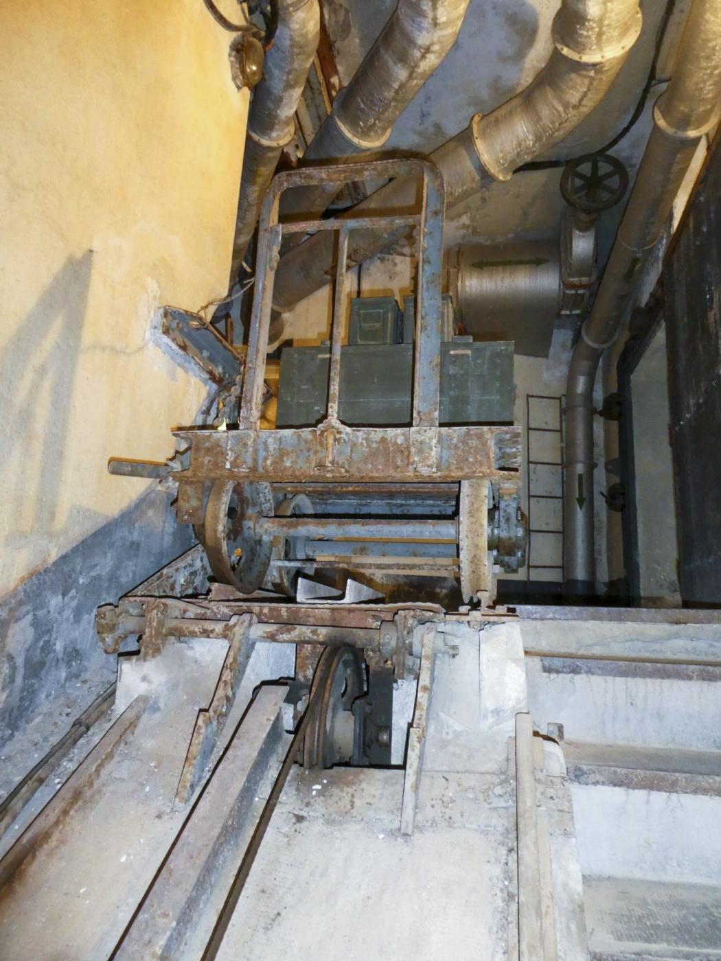 Ligne Maginot - SAINT OURS HAUT (SOH) - (Ouvrage d'artillerie) - Bloc 1  
Plan incliné
Un wagonnet type Sud-Est en attente en haut du plan - Daniel ELLENA - Philippe CUNY