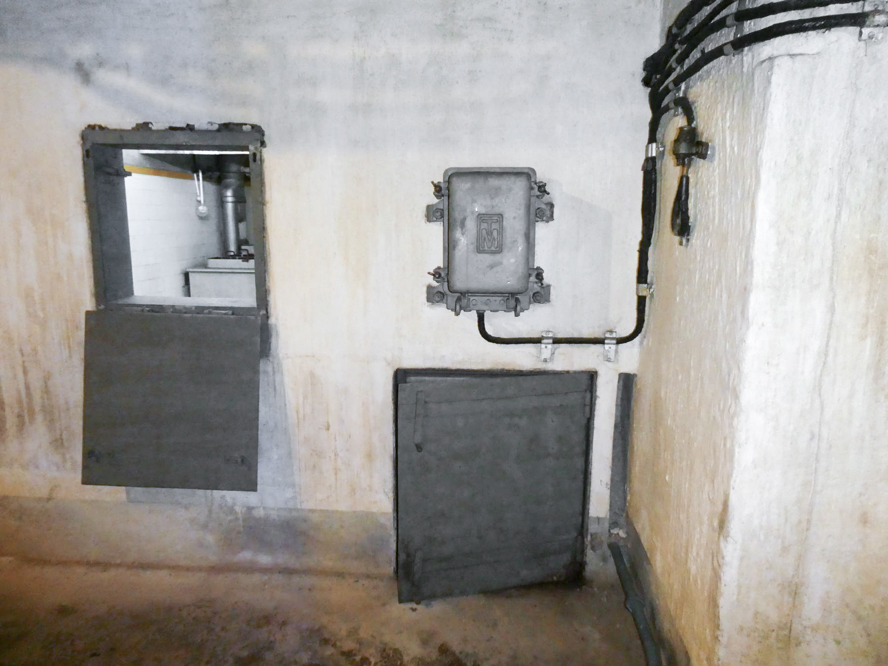 Ligne Maginot - SAINTE AGNES (SAG) - EO9 - (Ouvrage d'artillerie) - La cuisine
Passe-plats et accès local poubelle - Daniel ELLENA - Philippe CUNY