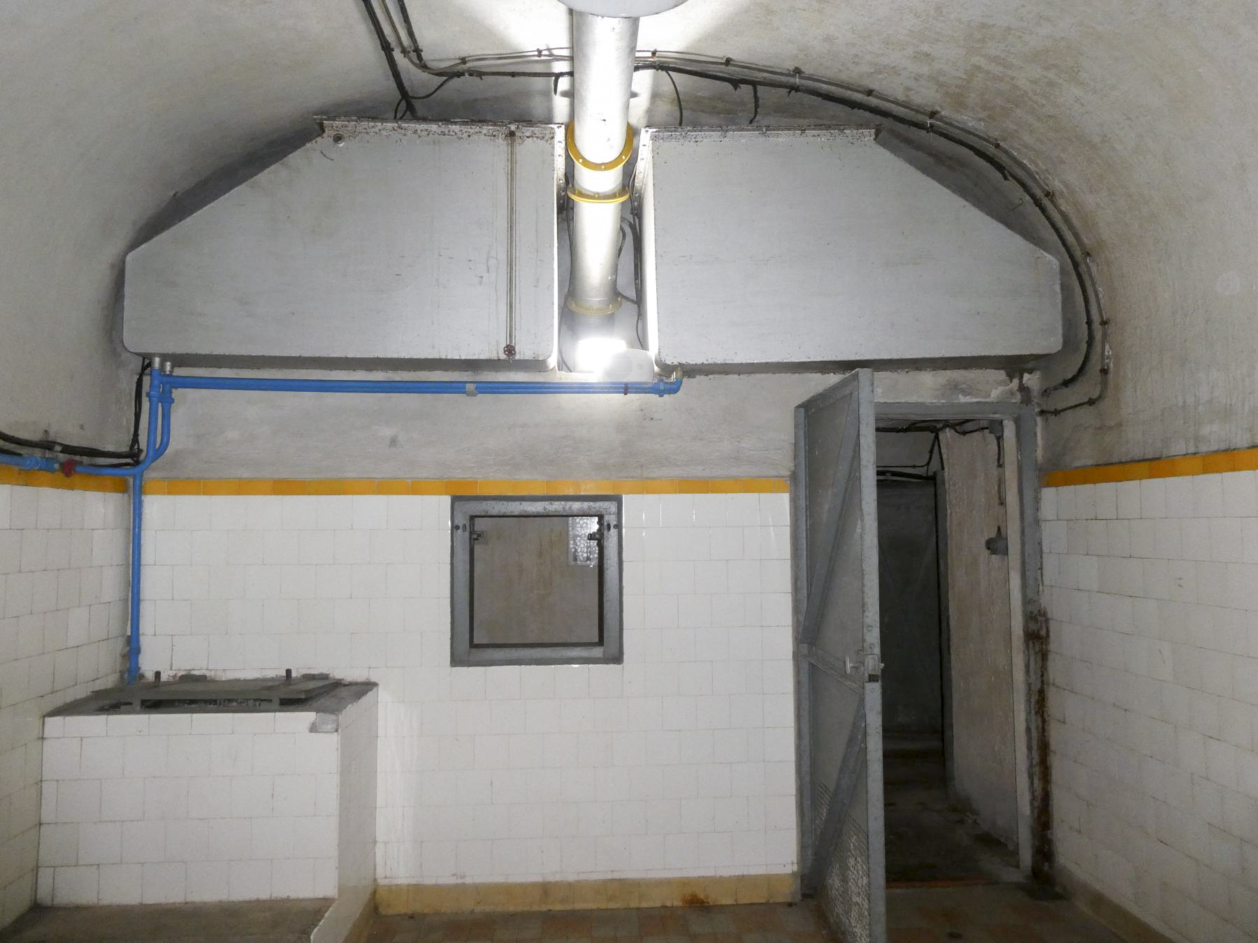 Ligne Maginot - SAINTE AGNES (SAG) - EO9 - (Ouvrage d'artillerie) - La cuisine
Passe-plats, local poubelle et réserve d'eau au-dessus - Daniel ELLENA - Philippe CUNY