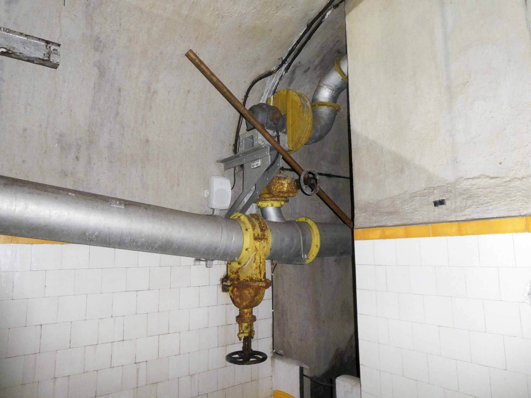 Ligne Maginot - SAINTE AGNES (SAG) - EO9 - (Ouvrage d'artillerie) - La cuisine
Système d'évacuation des fumées de la cuisinière - Daniel ELLENA - Philippe CUNY
