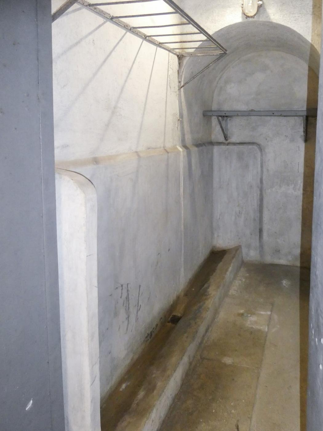 Ligne Maginot - SAINTE AGNES (SAG) - EO9 - (Ouvrage d'artillerie) - Les lavabos
Etendoir - Daniel ELLENA - Philippe CUNY