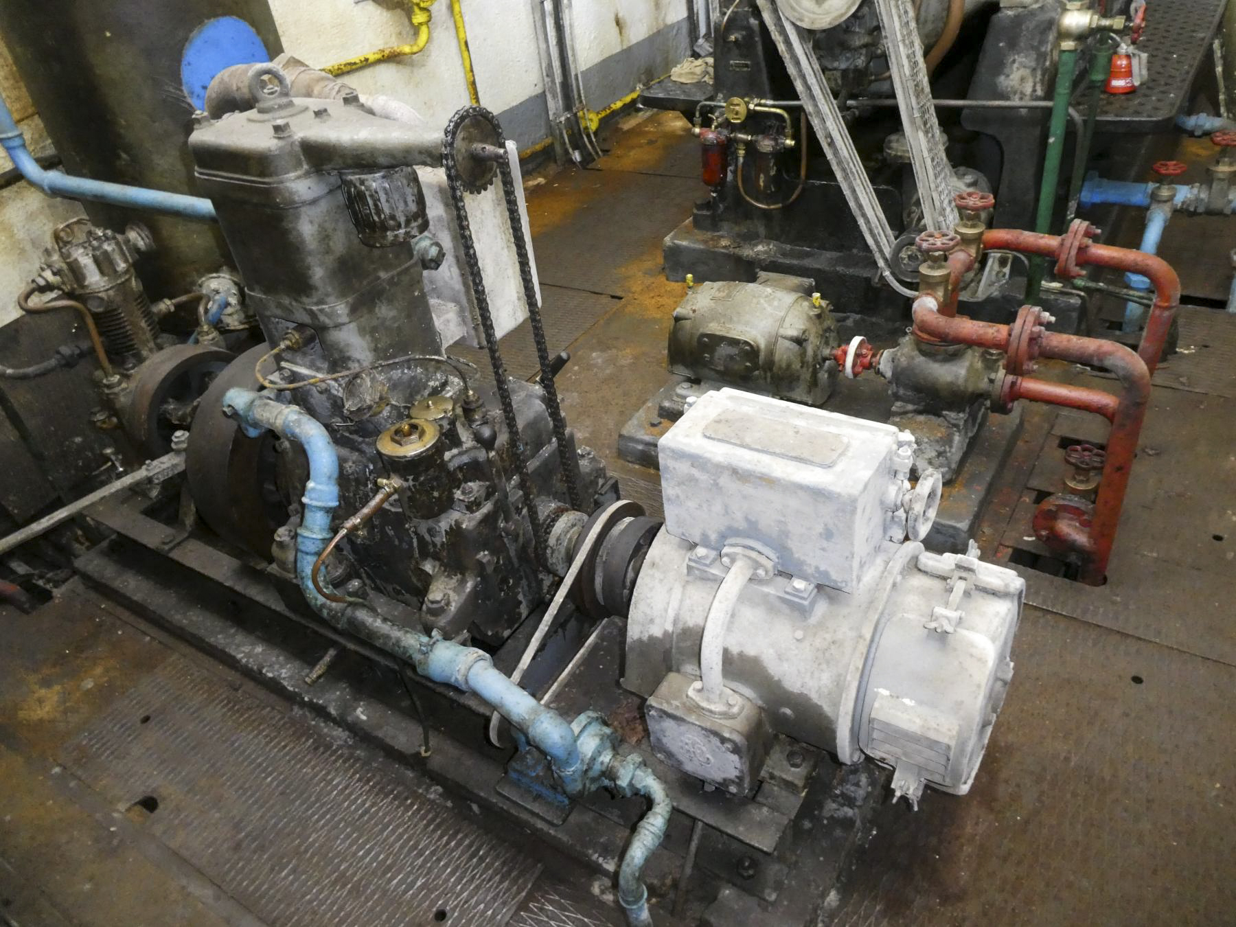 Ligne Maginot - SAINTE AGNES (SAG) - EO9 - (Ouvrage d'artillerie) - L'usine électrique
Le CLM et la pompe à gasoil - Daniel ELLENA - Philippe CUNY