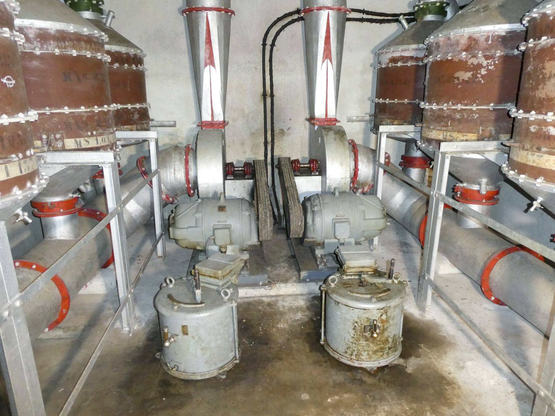 Ligne Maginot - SAINTE AGNES (SAG) - EO9 - (Ouvrage d'artillerie) - Salle de neutralisation
Moteur de démarrage - Daniel ELLENA - Philippe CUNY
