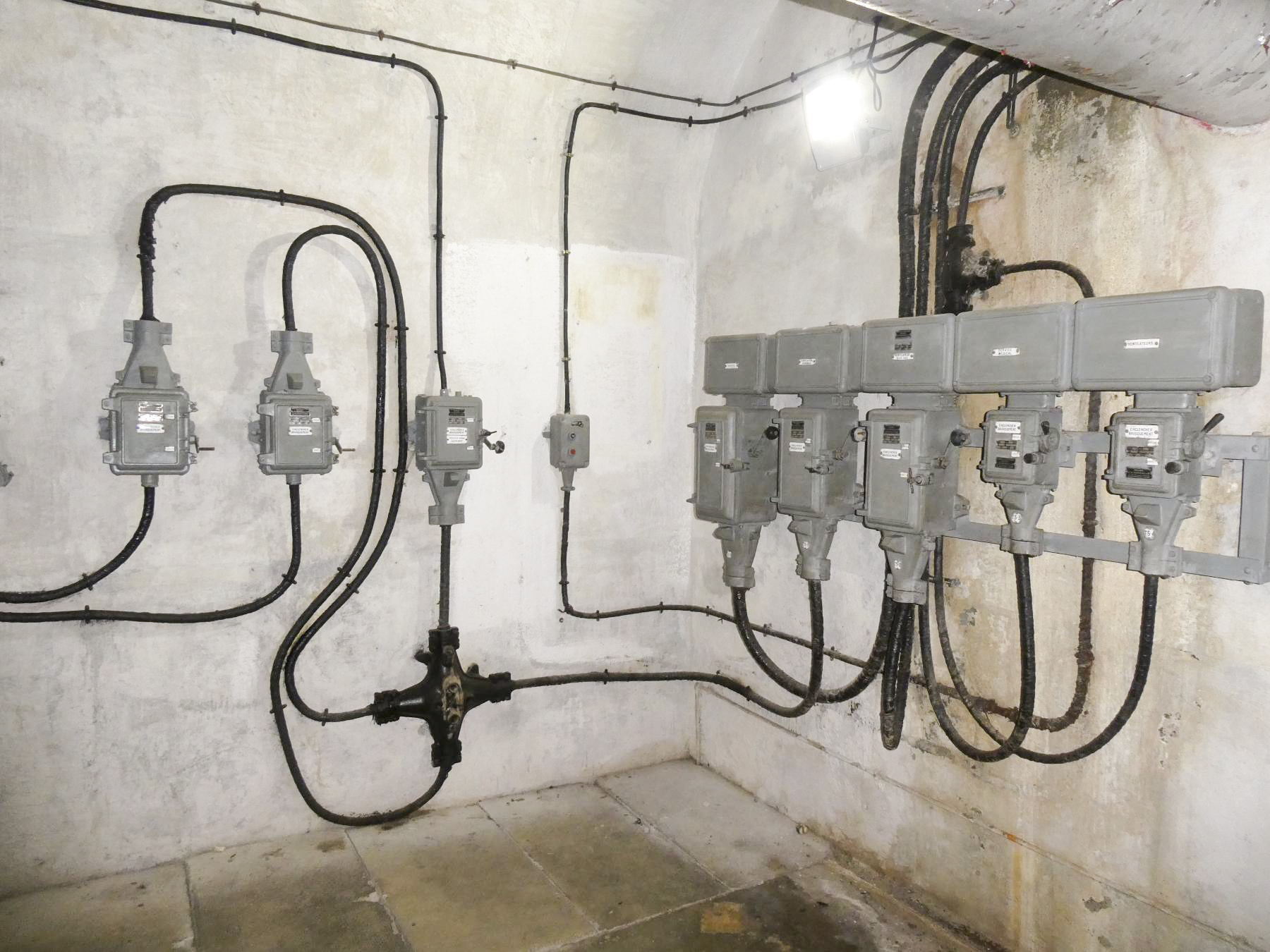 Ligne Maginot - SAINTE AGNES (SAG) - EO9 - (Ouvrage d'artillerie) - Salle de neutralisation
Tableau électrique - Daniel ELLENA - Philippe CUNY