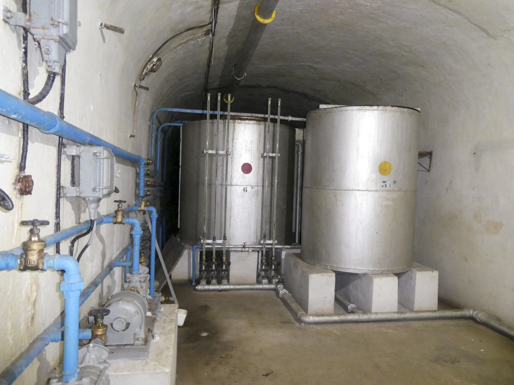 Ligne Maginot - SAINTE AGNES (SAG) - EO9 - (Ouvrage d'artillerie) - Les réserves d'eau de l'ouvrage à l'arriére plan, avec le décanteur (pastille rouge) à l'avant plan - Daniel ELLENA - Philippe CUNY