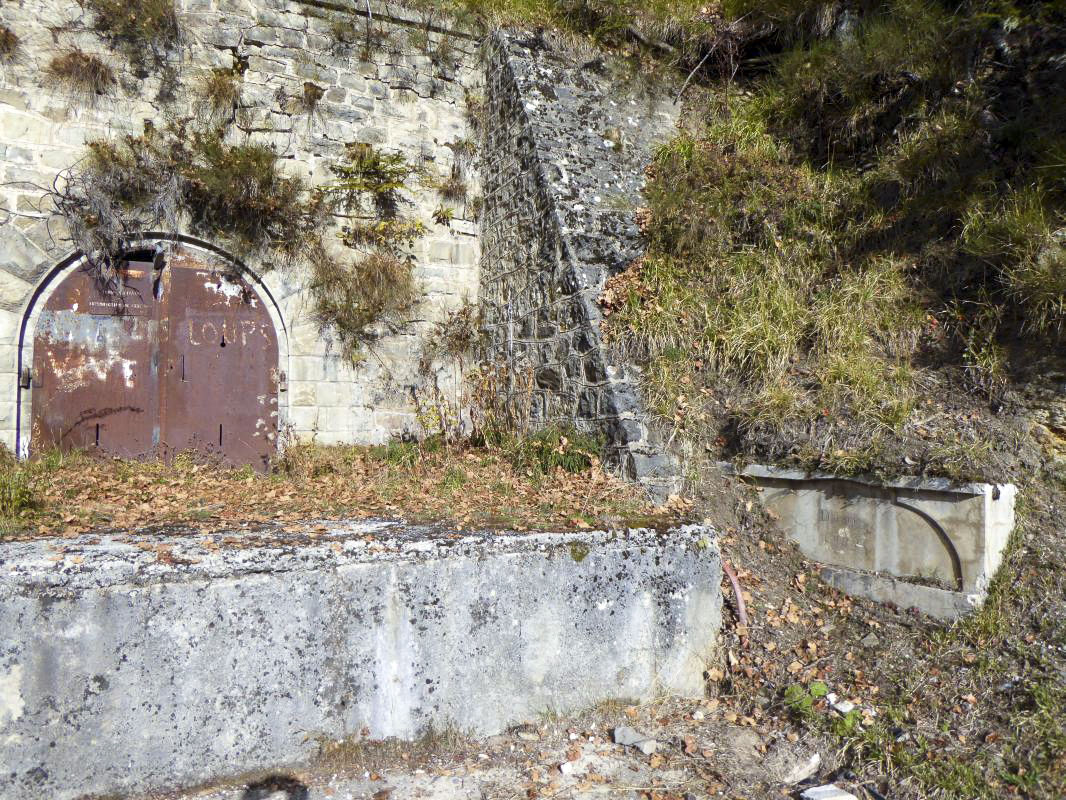 Ligne Maginot - CAMP D'ARGENT - COL DE TURINI - (Dépôt de Munitions) - L'entrée droite et la fontaine construite en 1932 - ELLENA-CUNY