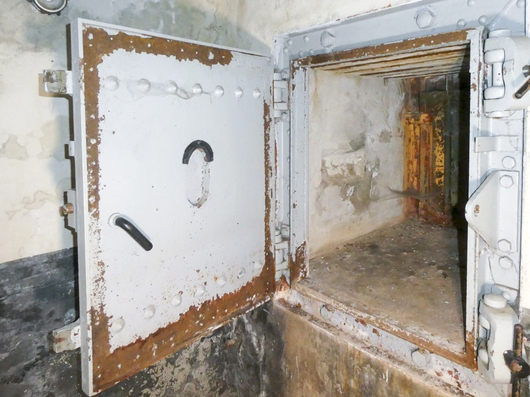 Ligne Maginot - SAINTE AGNES (SAG) - EO9 - (Ouvrage d'artillerie) - Bloc 2
Issue de secours - Daniel ELLENA - Philippe CUNY