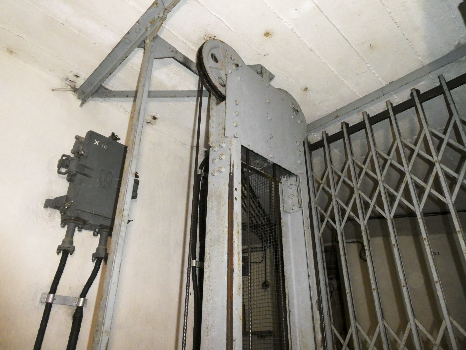 Ligne Maginot - SAINTE AGNES (SAG) - EO9 - (Ouvrage d'artillerie) - Bloc 2
Ascenseur - Daniel ELLENA - Philippe CUNY