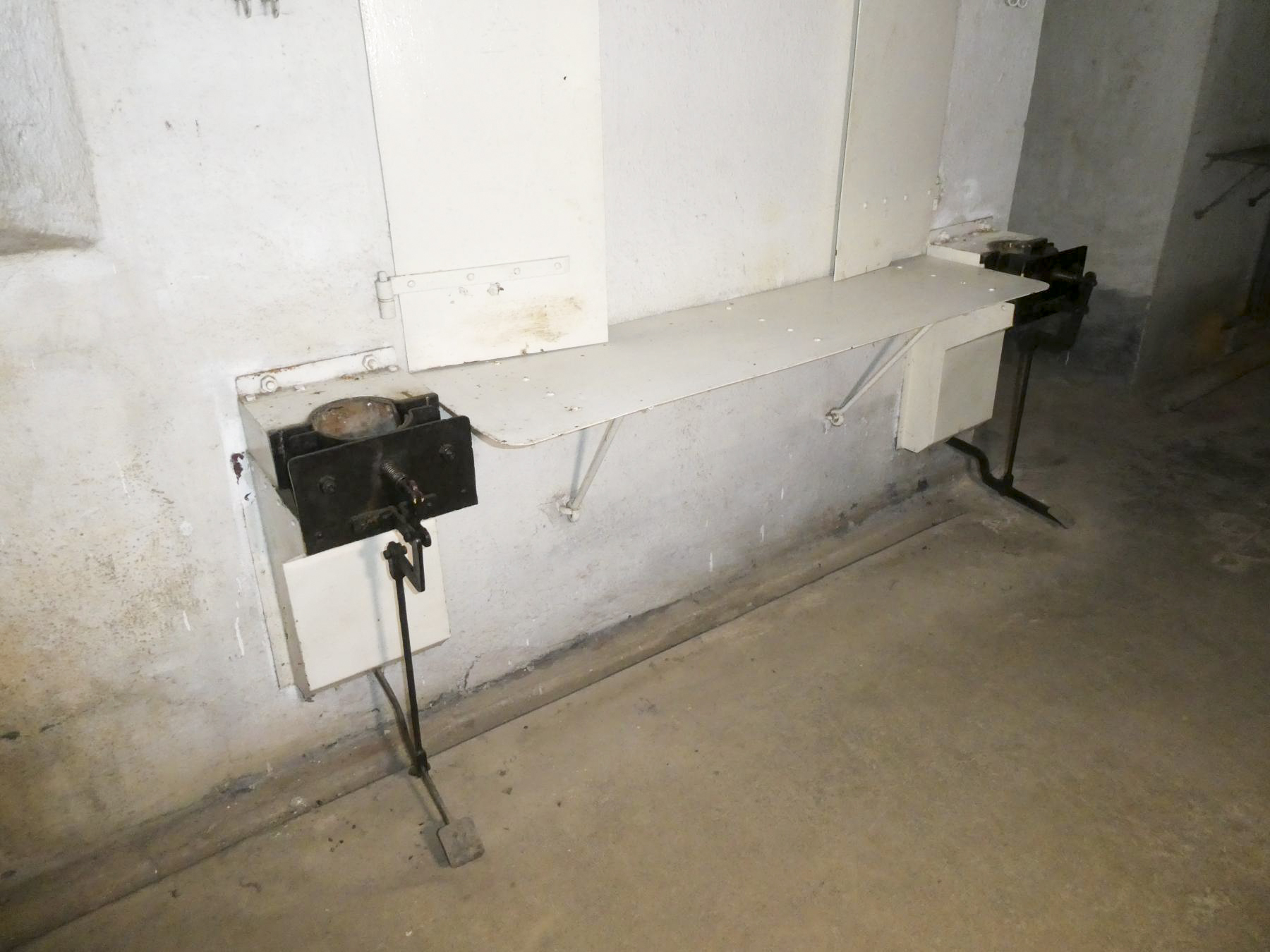 Ligne Maginot - SAINTE AGNES (SAG) - EO9 - (Ouvrage d'artillerie) - Bloc 2
Table de sertissage douille/obus du 135 - Daniel ELLENA - Philippe CUNY